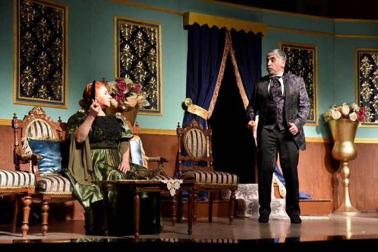 Akidezadeler Manisalı Tiyatro Severlerle Buluştu