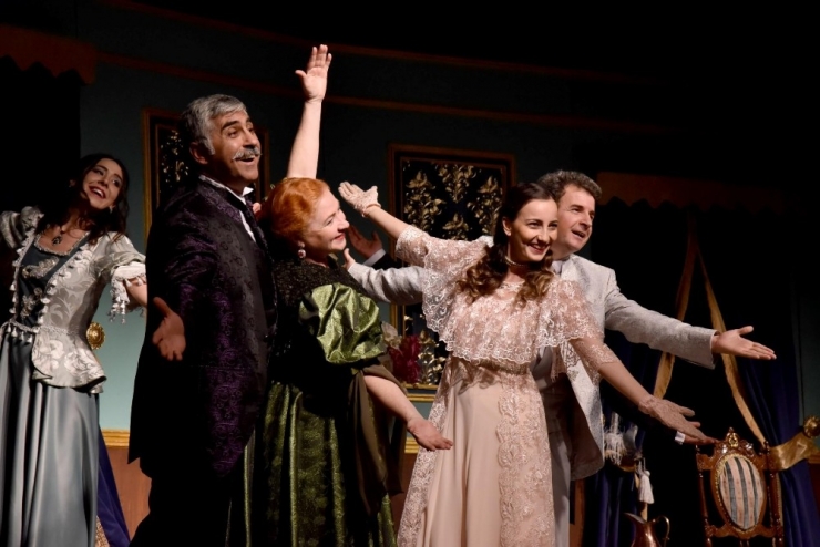 Akidezadeler Manisalı Tiyatro Severlerle Buluştu