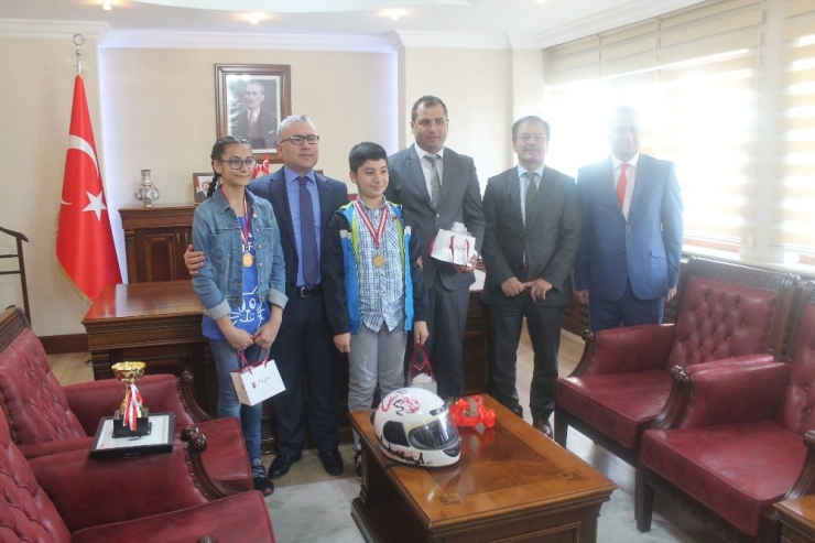 Vali, Mucit Çocukları Ödüllendirdi