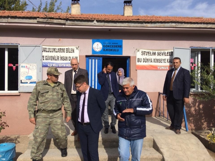 Okul Kapılarına Türk Bayrağı Resmedildi