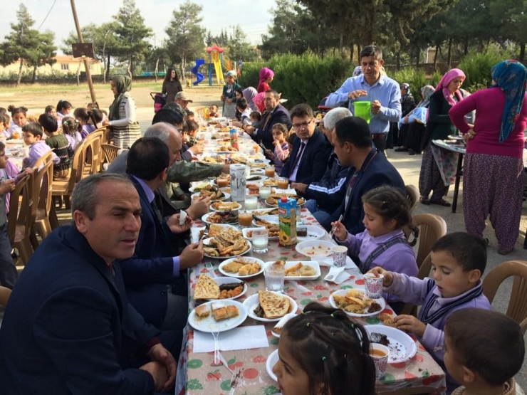 Okul Kapılarına Türk Bayrağı Resmedildi