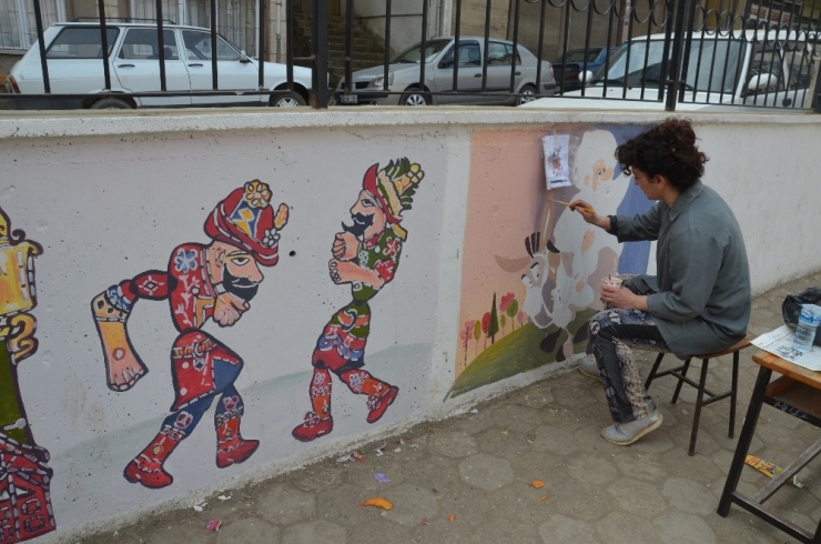 Okulun Duvarlarını Tablo Gibi İşliyor