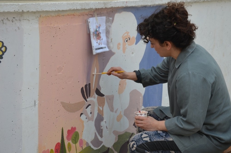 Okulun Duvarlarını Tablo Gibi İşliyor