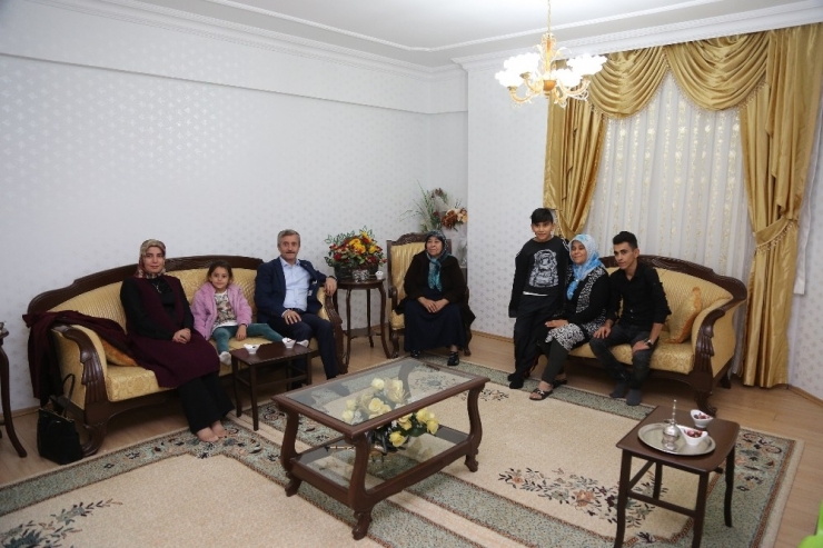 Tahmazoğlu’ndan Şehit Ailelerine Ziyaret