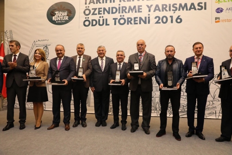 İzmit Belediyesi Ödülünü Aldı