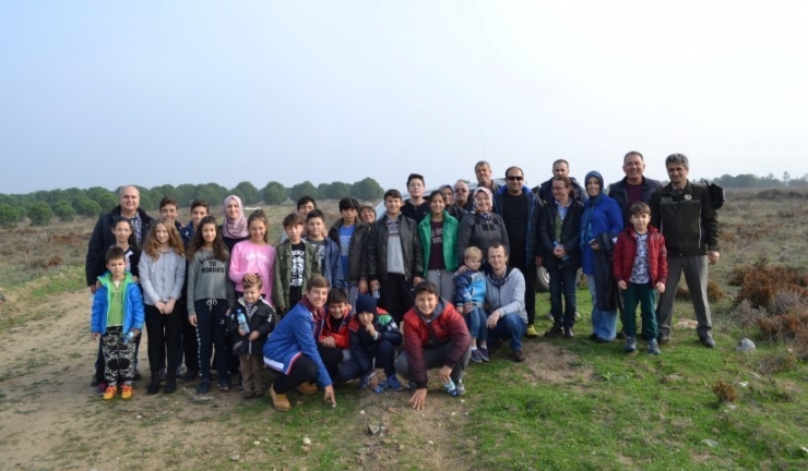 Öğrenciler Fıstık Çamı Dikti