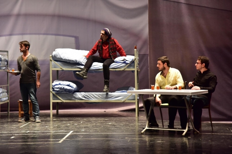 Bilecik Şehir Tiyatroları ‘İstanbul’dan İnsan Manzaraları’ Adlı Oyun İle Hünerlerini Sergiledi