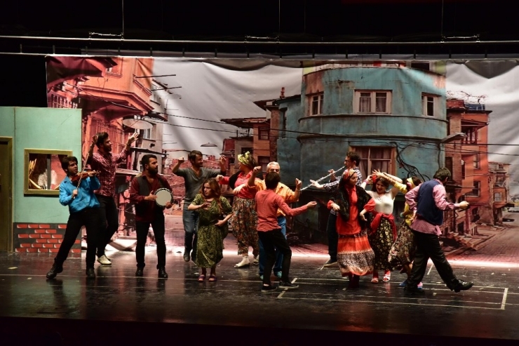 Bilecik Şehir Tiyatroları ‘İstanbul’dan İnsan Manzaraları’ Adlı Oyun İle Hünerlerini Sergiledi