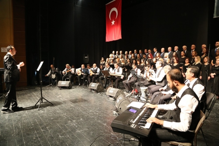 Efeler Belediyesi Türk Müziği Korosu Mest Etti