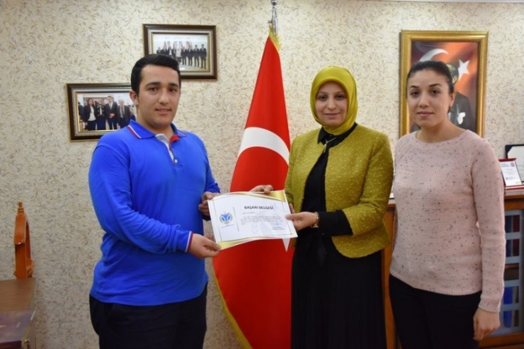 Kitap Okuma Yarışmasında Dereceye Giren Öğrencilere Başarı Belgeleri Verildi