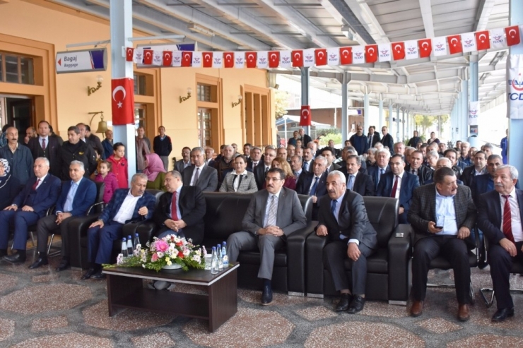 Gümrük Ve Ticaret Bakanı Tüfenkci: "Demir Yollarını Nasıl İhmal Ettiklerini Biliyoruz"