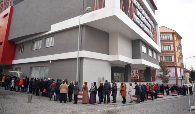 Bu Kuyruk Tiyatro İçin