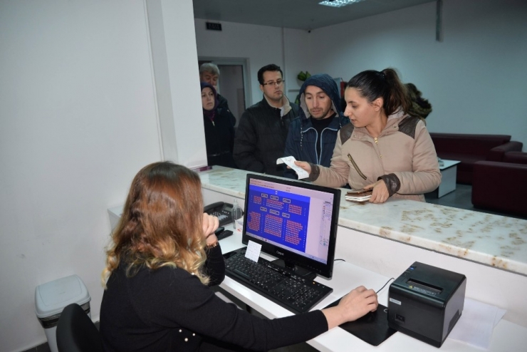 Bu Kuyruk Tiyatro İçin