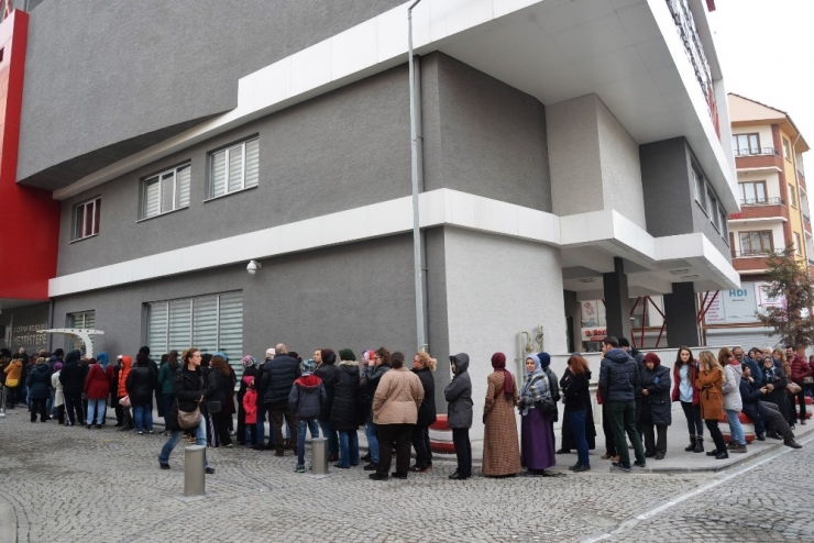 Bu Kuyruk Tiyatro İçin