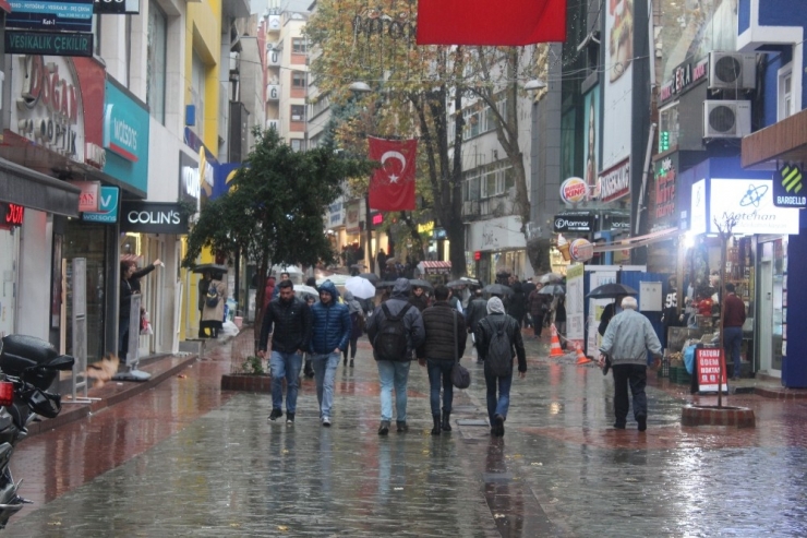 Kocaeli’de Sıcaklar Yerini Sağanak Yağmura Bıraktı