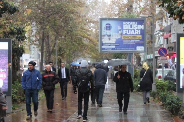 Kocaeli’de Sıcaklar Yerini Sağanak Yağmura Bıraktı