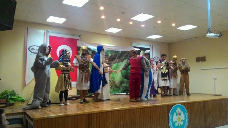 ’Asteriks Ve Oburiks’ Ahmetli’de Çocukları Güldürdü