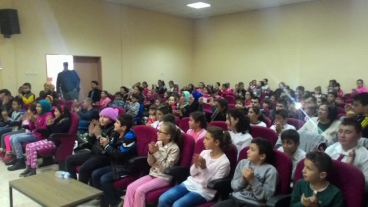 ’Asteriks Ve Oburiks’ Ahmetli’de Çocukları Güldürdü