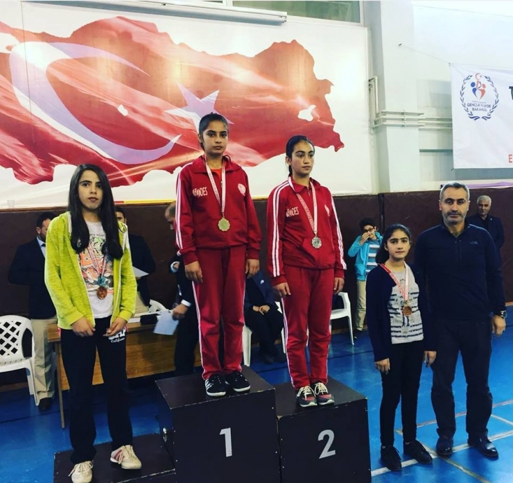 Masa Tenisinde Öğretmenleri İçin Yarıştılar