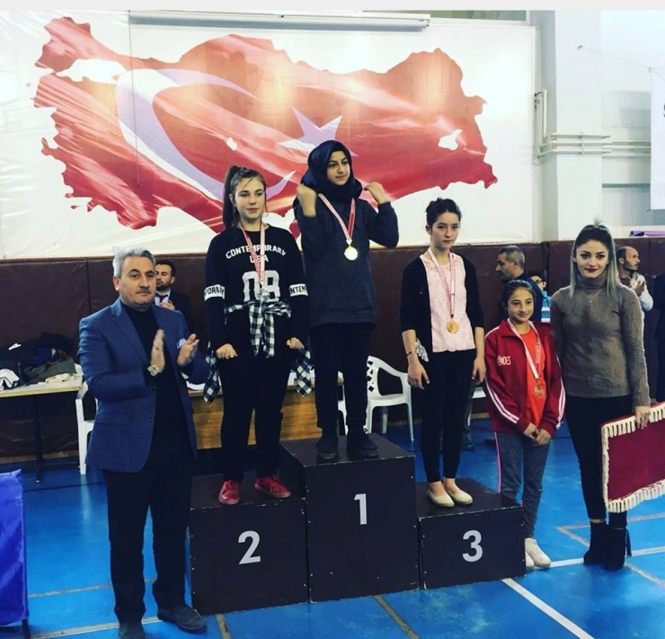 Masa Tenisinde Öğretmenleri İçin Yarıştılar