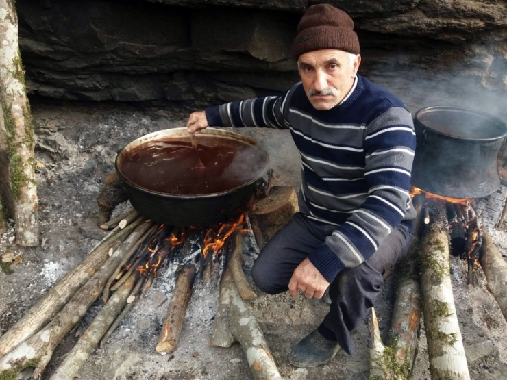 Şifa İçin Pekmez Kazanları Kaynatılıyor