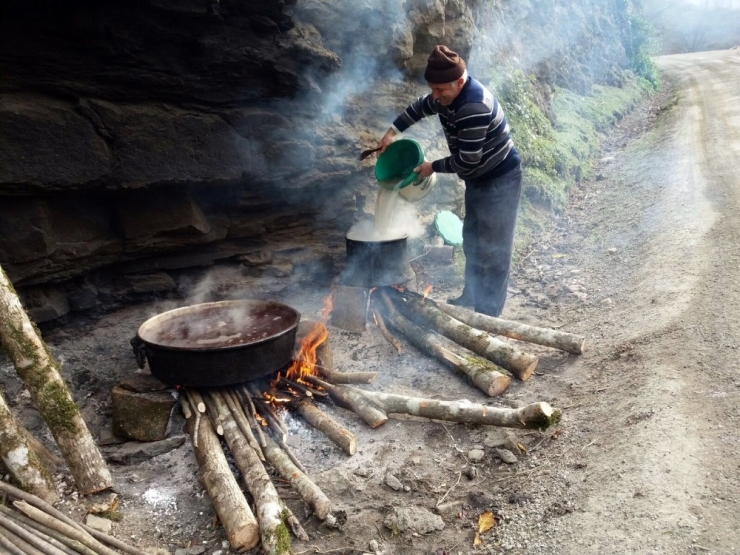 Şifa İçin Pekmez Kazanları Kaynatılıyor