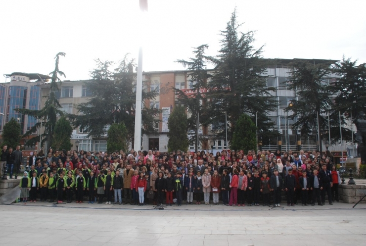 Tokat’ta Öğretmenlere 300 Öğrenciden Oluşan Koro Sürprizi