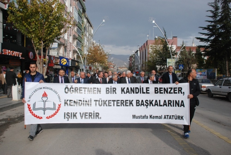 Tokat’ta Öğretmenlere 300 Öğrenciden Oluşan Koro Sürprizi