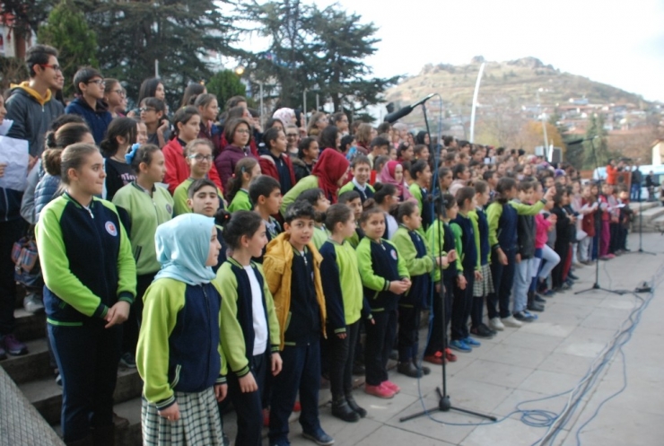Tokat’ta Öğretmenlere 300 Öğrenciden Oluşan Koro Sürprizi