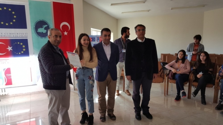 Rektör Battal’dan Öğrencilere Sertifika