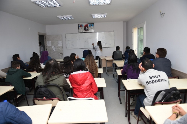 Bin 500 Öğrenciye Ücretsiz Üniversiteye Hazırlık Kursu