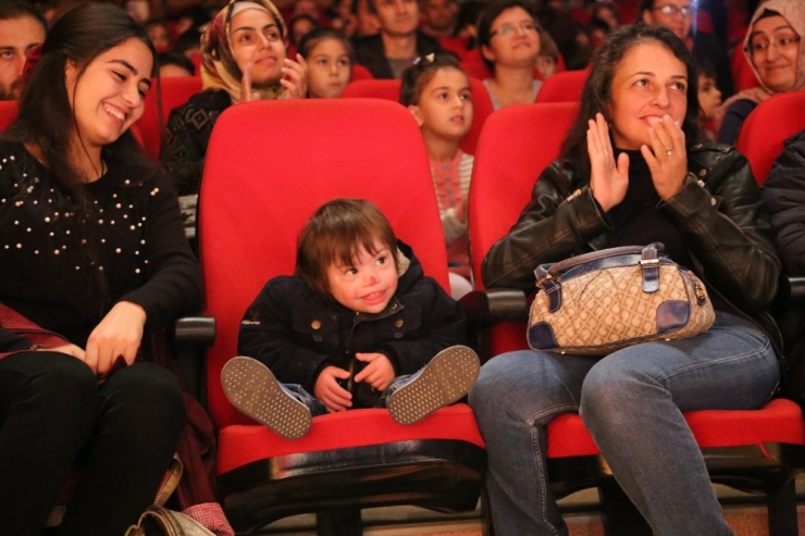 Miniklere Erdemli Ve Çalışkan Olmak ’Asterix Ve Oburix’ İle Öğütlendi