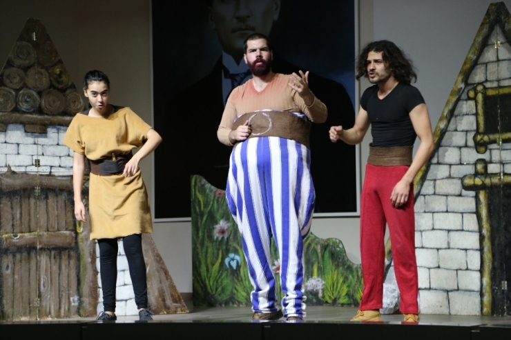 Miniklere Erdemli Ve Çalışkan Olmak ’Asterix Ve Oburix’ İle Öğütlendi