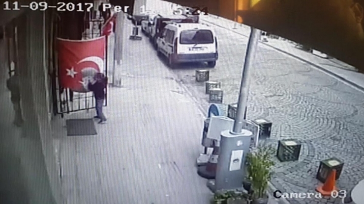 Türk Bayrağını Öpmeden Okula Gitmiyorlar