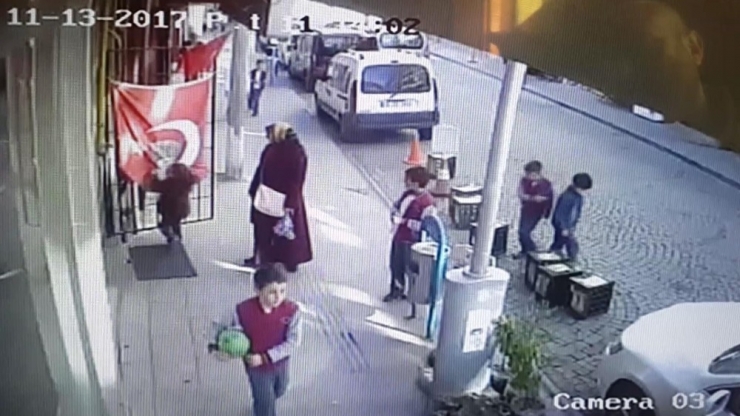 Türk Bayrağını Öpmeden Okula Gitmiyorlar