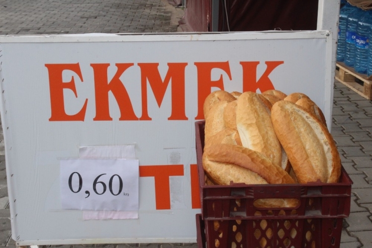 Antalyalı Market, Ekmekte Yüzde 50 İndirim Yaptı, Müşterilerin Akınına Uğradı