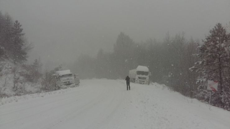 Kar Yağışı Nedeniyle Birçok Araç Yollarda Kaldı