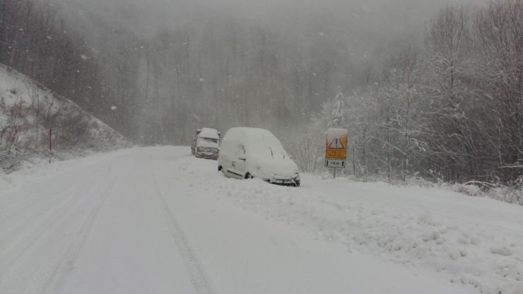 Kar Yağışı Nedeniyle Birçok Araç Yollarda Kaldı