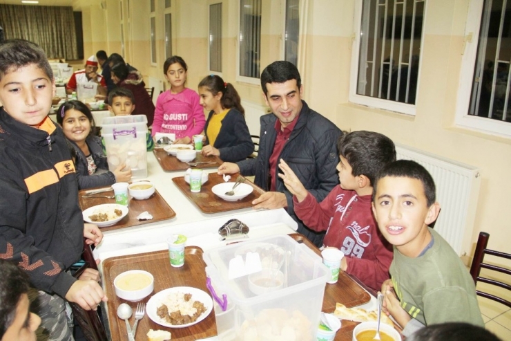Kaymakam Kazez, Öğrencilerle Yemek Sırasında Girdi