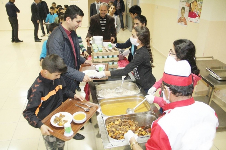 Kaymakam Kazez, Öğrencilerle Yemek Sırasında Girdi