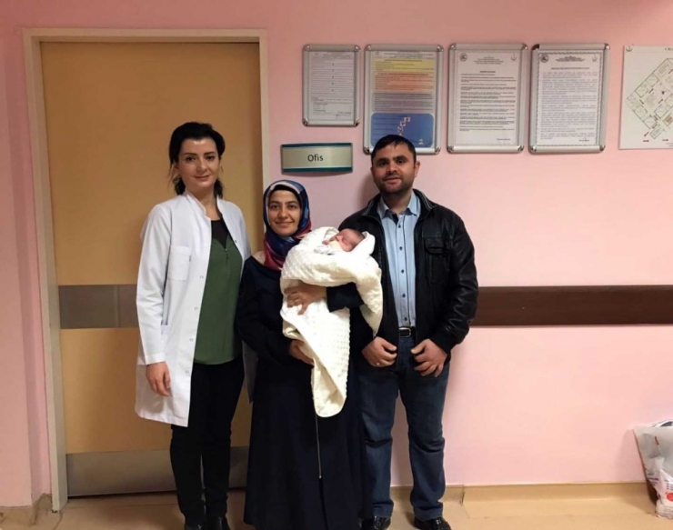 Yemek Borusu Olmadan Doğan Bebek Başarılı Operasyonla Hayata Tutundu