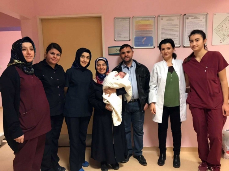 Yemek Borusu Olmadan Doğan Bebek Başarılı Operasyonla Hayata Tutundu