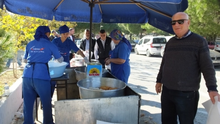 Burhaniye’de Lokmacılar Hayırseverlerin İşini Kolaylaştırdı