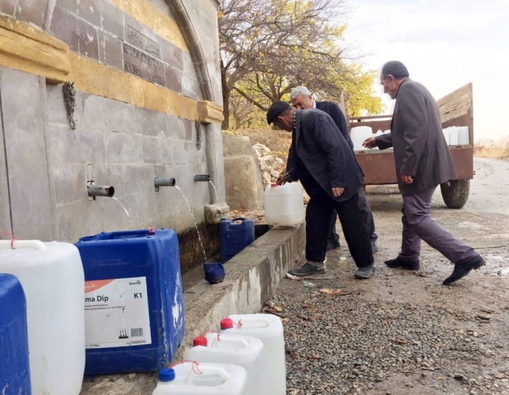 Evlerine Hayvanlarla Su Taşıyorlar