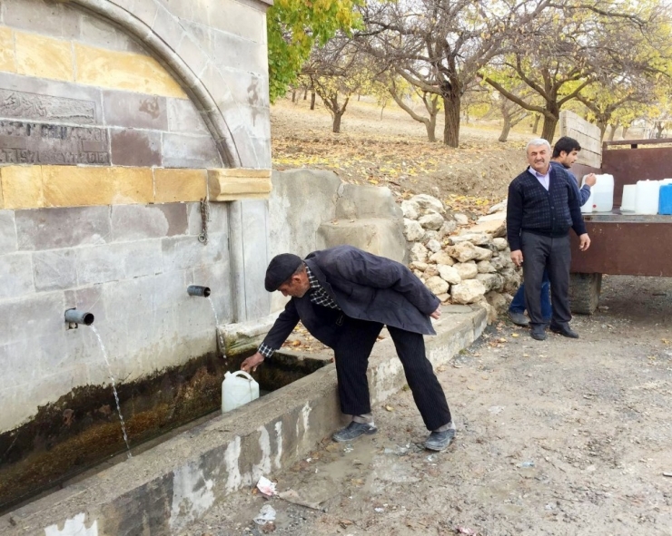 Evlerine Hayvanlarla Su Taşıyorlar