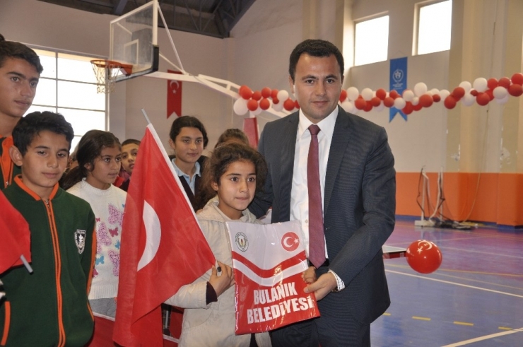 Bulanık Belediyesinden Okullara Spor Malzemesi Desteği