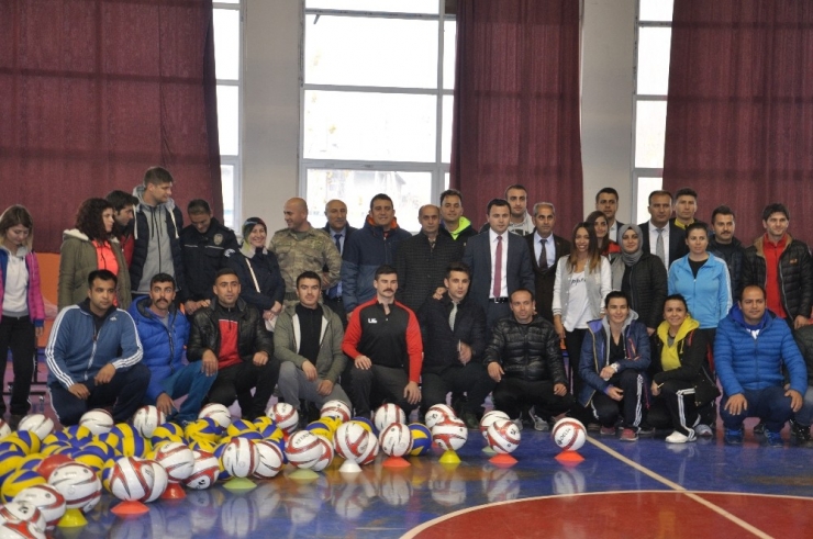 Bulanık Belediyesinden Okullara Spor Malzemesi Desteği