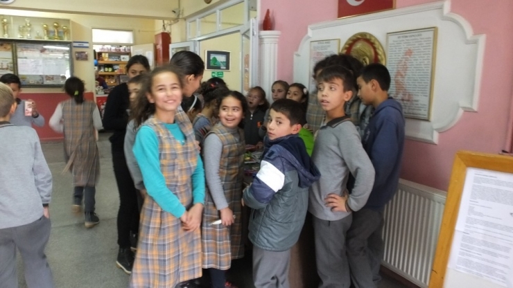 Öğrenciler Lösemili Çocuklar Yararına Satış Yaptılar