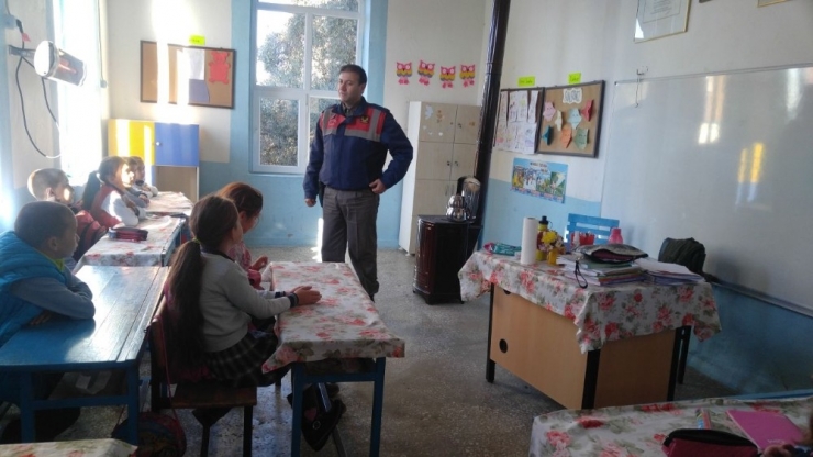 Öğrenciler Trafik Kurallarını Jandarmadan Öğrendi