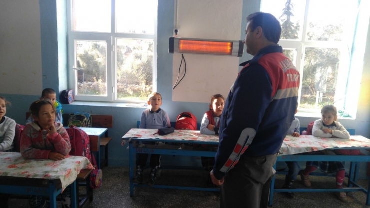 Öğrenciler Trafik Kurallarını Jandarmadan Öğrendi